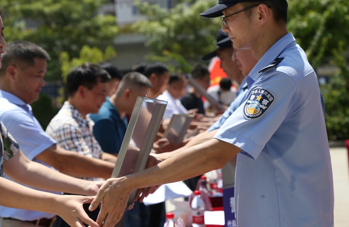 鍾落潭鎮竹料片群防群治巡控誓師大會(hui) ·暨授牌發車儀(yi) 式