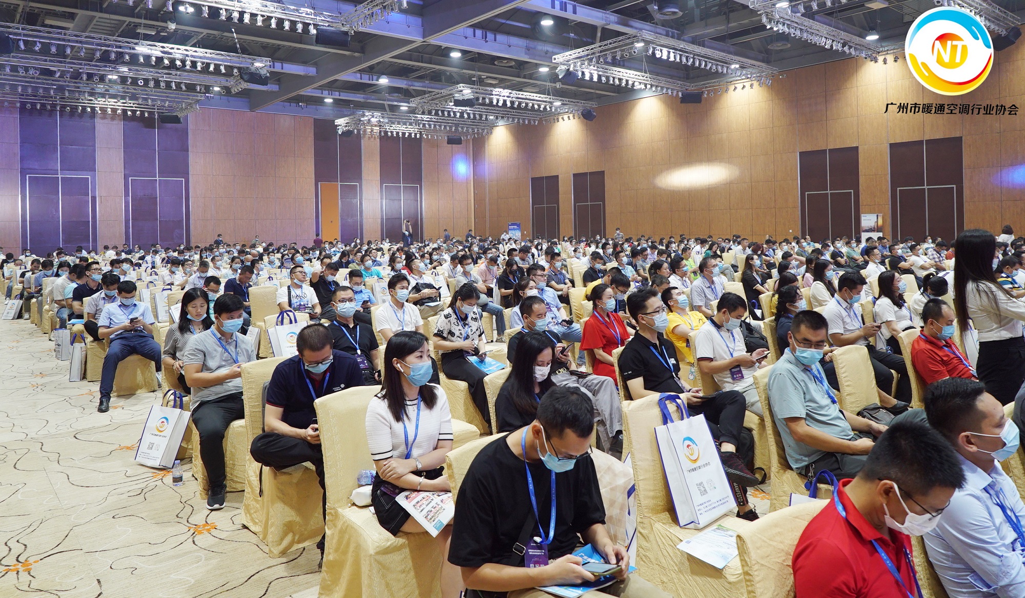 雷竞技在线官方入口受邀出席2021廣州市暖通空調行業(ye) 協會(hui) 五周年慶暨行業(ye) 發展峰會(hui) 