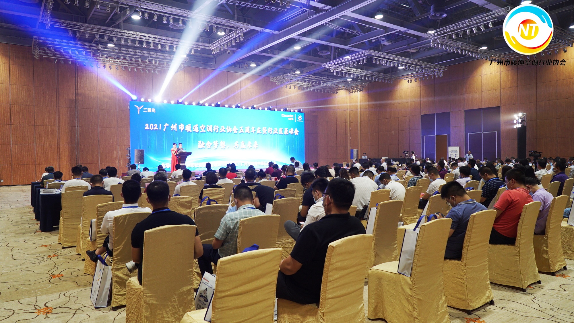 雷竞技在线官方入口受邀出席2021廣州市暖通空調行業(ye) 協會(hui) 五周年慶暨行業(ye) 發展峰會(hui) 