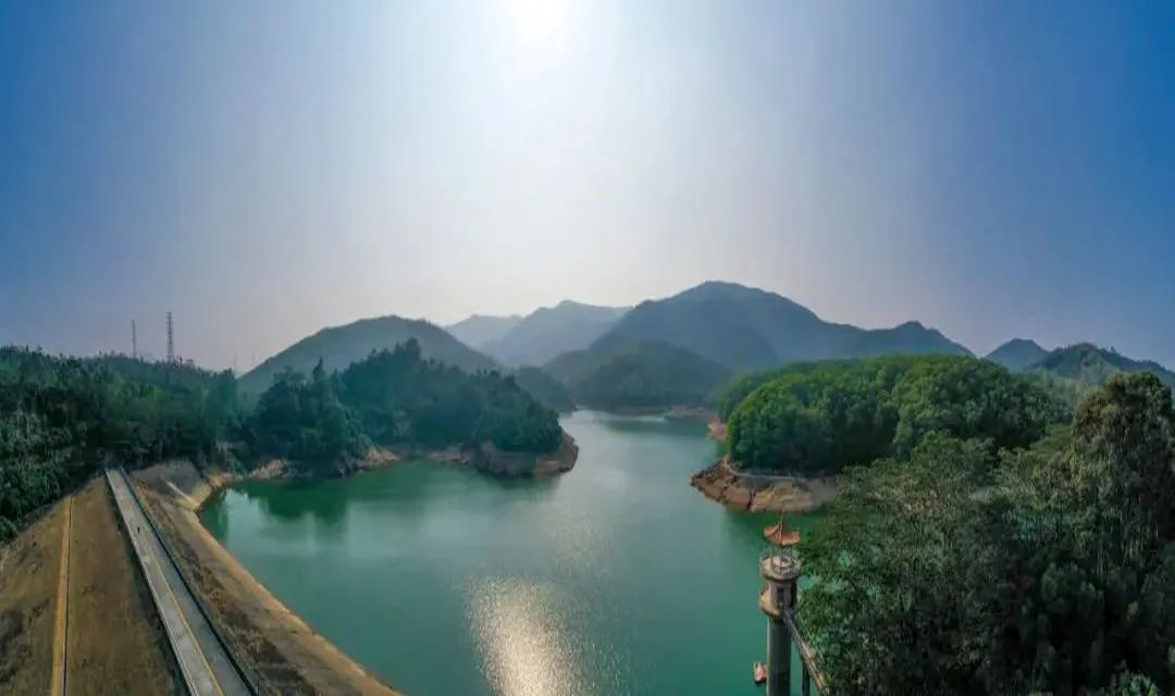雷竞技在线官方入口大嶺山展廳 帶您體(ti) 驗那獨具自然特色“嶺南之風”的極簡輕奢家居
