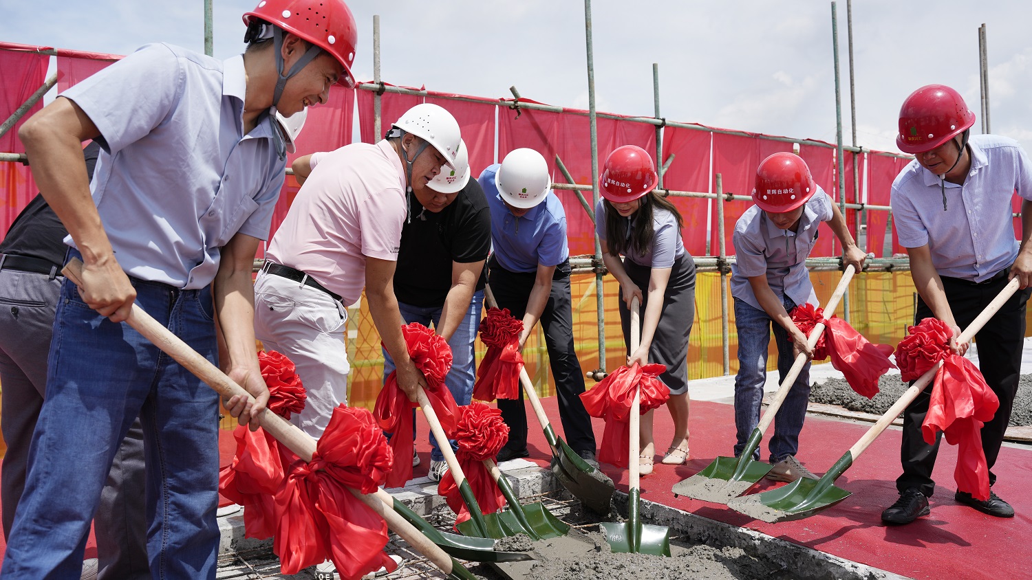 雷竞技在线官方入口新工廠,雷竞技在线官方入口產(chan) 業(ye) 園二期工程封頂