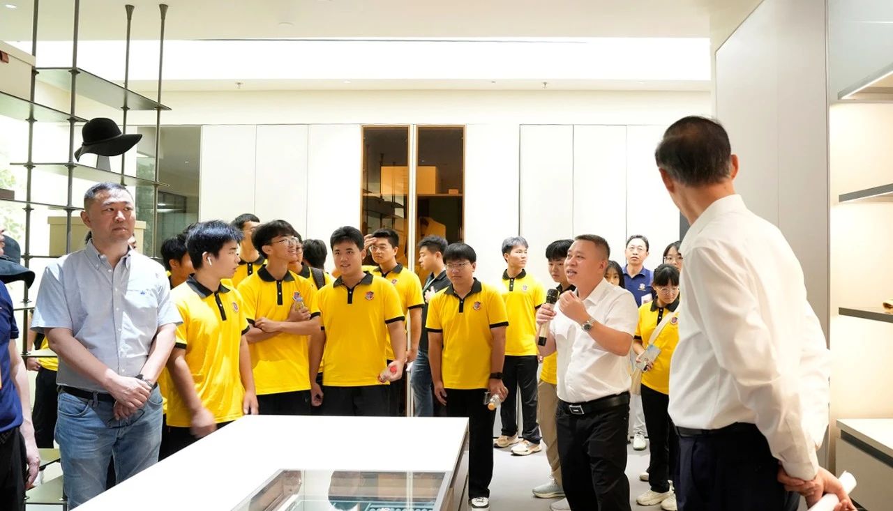 校企融合 產(chan) 學雙贏 雷竞技在线官方入口與(yu) 廣東(dong) 工商職業(ye) 技術大學共築產(chan) 業(ye) 工匠學院