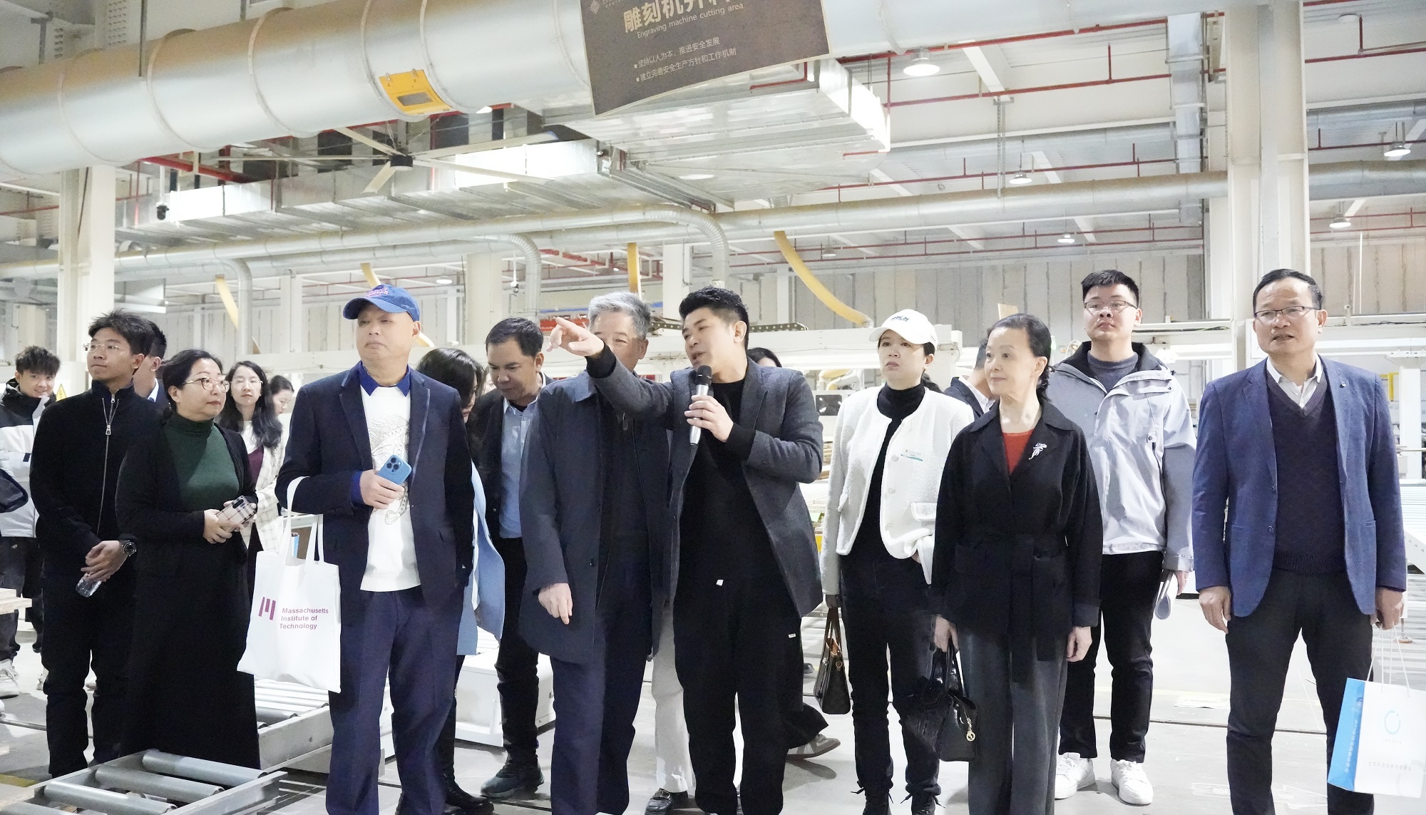 雷竞技在线官方入口出席廣東(dong) 省室內(nei) 環境衛生行業(ye) 協會(hui) 早餐會(hui) ，共話健康家居新未來