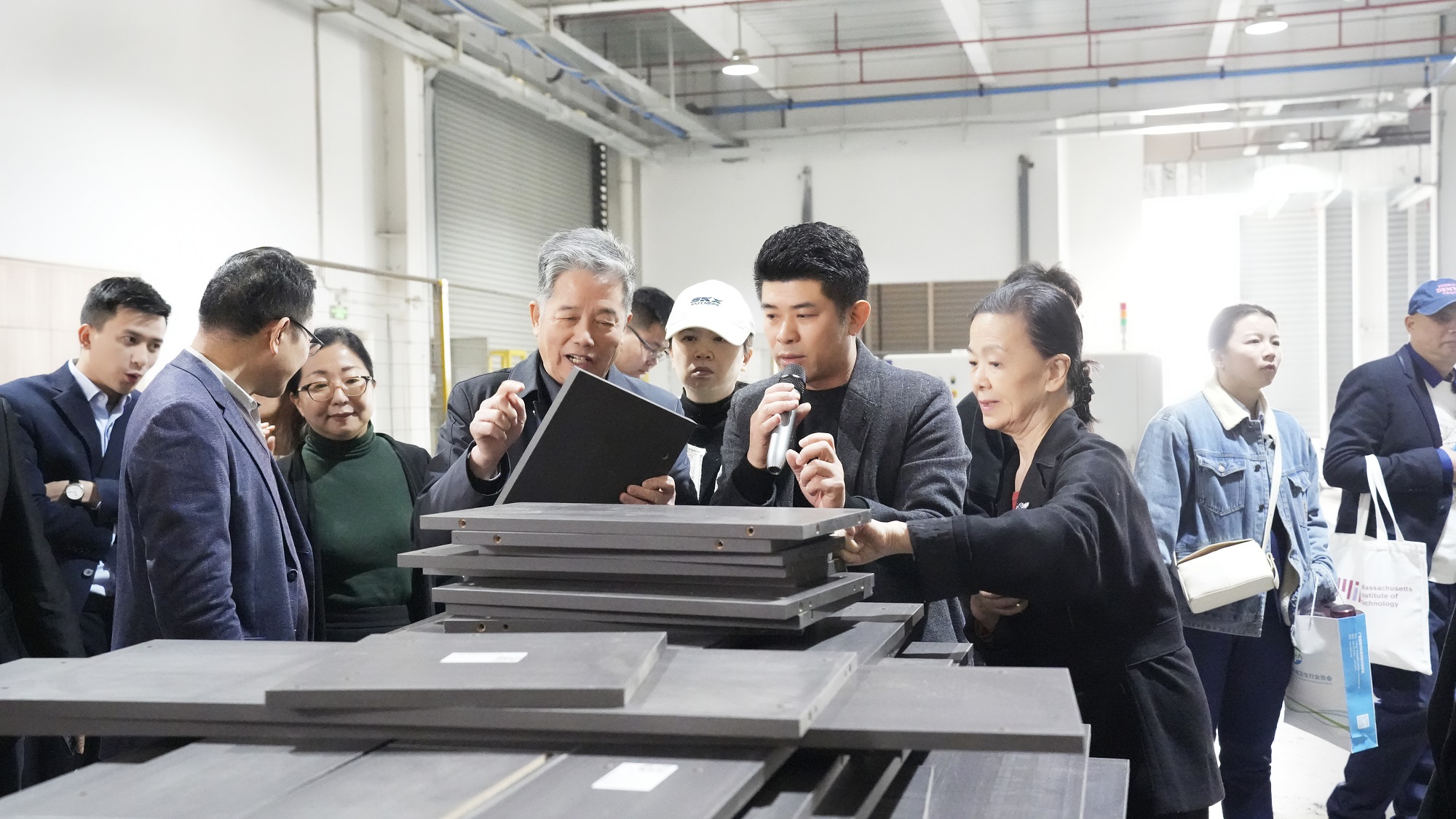 雷竞技在线官方入口出席廣東(dong) 省室內(nei) 環境衛生行業(ye) 協會(hui) 早餐會(hui) ，共話健康家居新未來