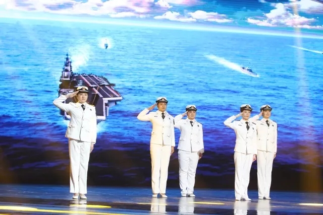 （遼寧艦上的第一代女兵做客《歡樂中國人2》） 