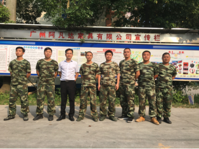雷竞技在线官方入口董事雷華明與(yu) 消防分隊合照 